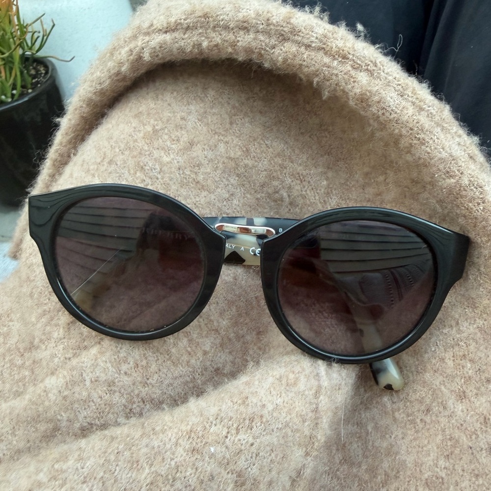 Burberry Polished Black/Gradient Grey Round sunglasses EUC- no case
